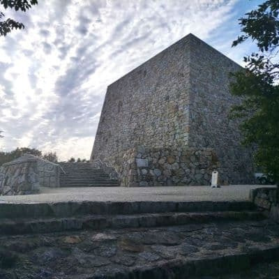 若人の広場の記念碑