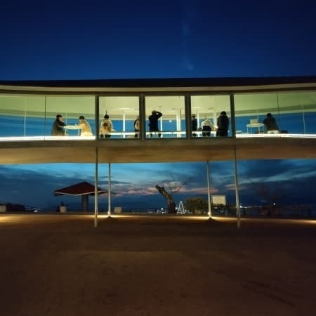 建築家周防貴之により設計された「やしまーる」