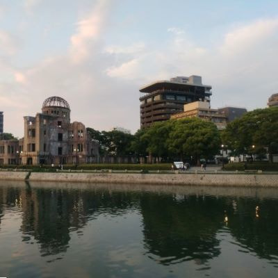 建築家三分一博志設計のおりづるタワーと原爆ドーム