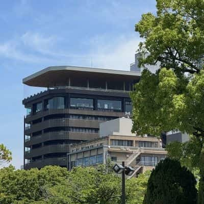 建築家三分一博志設計のおりづるタワーと原爆ドーム