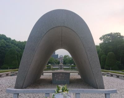 原爆ドームと慰霊碑