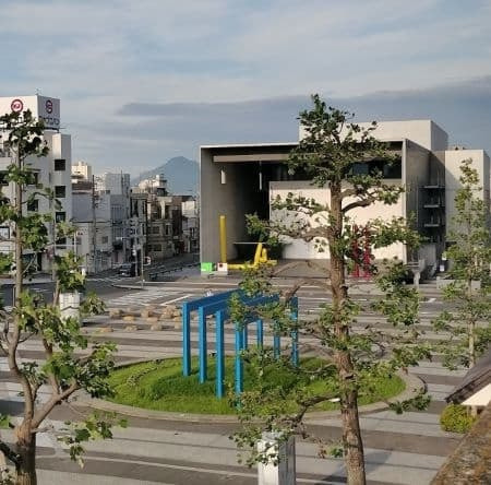 猪熊弦一郎美術館と丸亀駅前広場