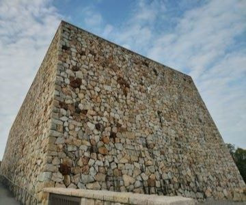 建築家丹下健三が設計した若人の広場公園