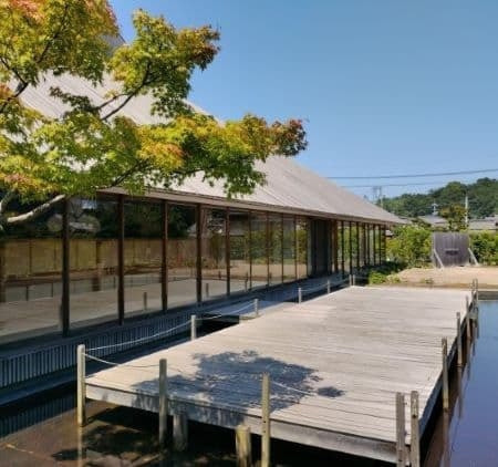 直島ホール　せり出した舞台