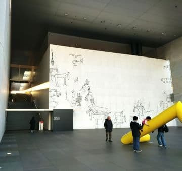 猪熊弦一郎現代美術館大階段