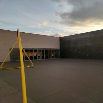 丸亀市猪熊弦一郎現代美術館3階広場