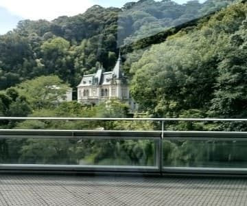 坂の上の雲ミュージアムからみた萬翠荘