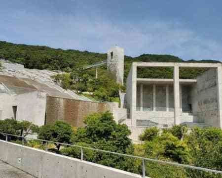 淡路夢舞　台滝と空庭