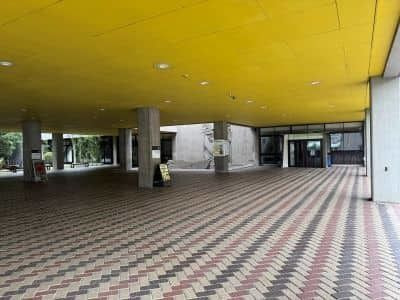 天神山文化センター（旧岡山県総合文化センター）1階ピロティ