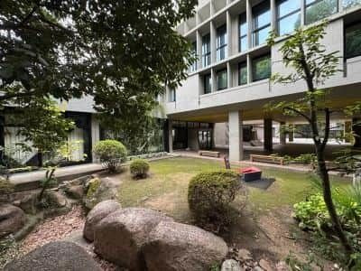 天神山文化センター（旧岡山県総合文化センター）1階ピロティから見た庭園