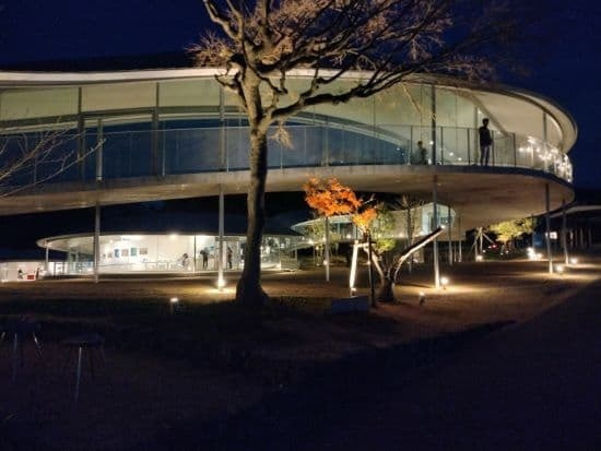 建築家周防貴之により設計された「やしまーる」