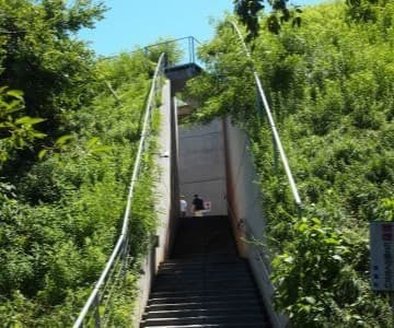 有名建築家による瀬戸内の展望台の一つ亀老山展望台の入口