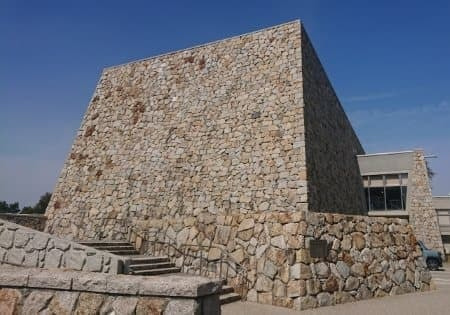 若人の広場の石垣