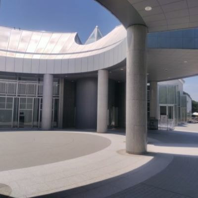 広島市現代美術館のアプローチプラザ