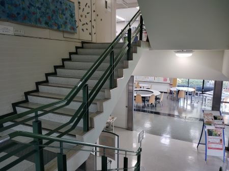 旧香川県立図書館内のスキップフロア