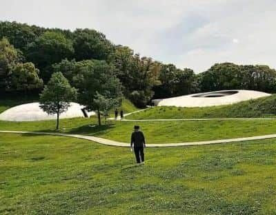 建築家西沢立衛による瀬戸内の名建築豊島美術館