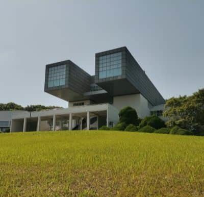 磯崎新の設計による北九州市立美術館