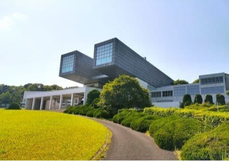磯崎新の設計による北九州市立美術館