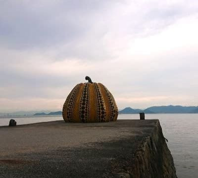 ベネッセハウスミュージアムの展示作品の一つ草間彌生「南瓜」