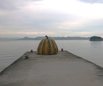 ベネッセハウスミュージアムの展示作品の一つ草間彌生「南瓜」