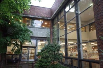 鬼頭梓が設計した日野市立中央図書館