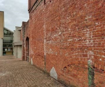 洲本図書館煉瓦壁