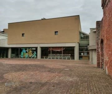 洲本図書館の新しい壁