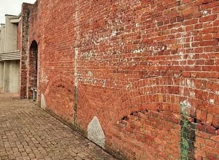 洲本図書館の新しい壁