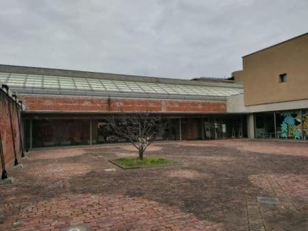 中庭から見た洲本図書館