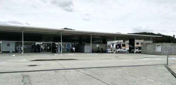 建築家妹島和世と西澤立衛により設立されたSANAAによってつくられた海の駅なおしま