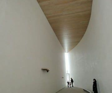 現代アートが楽しめる奈義町現代美術館にある岡崎和郎作品「月」