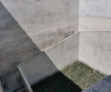 瀬戸内の現代アートが楽しめる地中美術館の四角コート