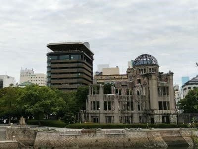 おりづるタワーと原爆ドーム