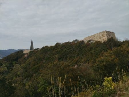 尾根に連なる石壁と敷石