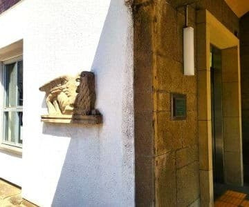 大庄役場に描かれたレリーフ