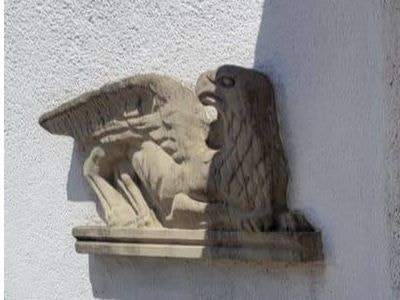 大庄役場に描かれたレリーフ