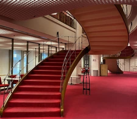 建築家村野藤吾による日生劇場の階段