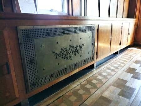 大庄村役場のぶどうのレリーフ