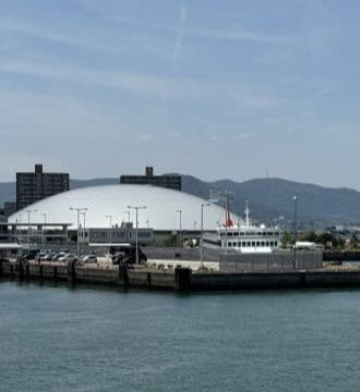 海から見た香川県立アリーナ