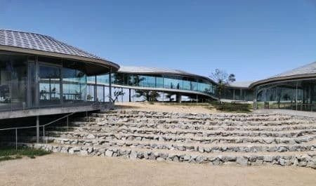 建築家周防貴之により設計された「やしまーる」