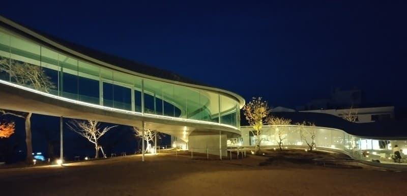 建築家周防貴之により設計された「やしまーる」