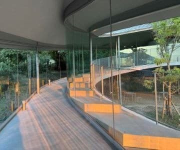 建築家周防貴之により設計された「やしまーる」