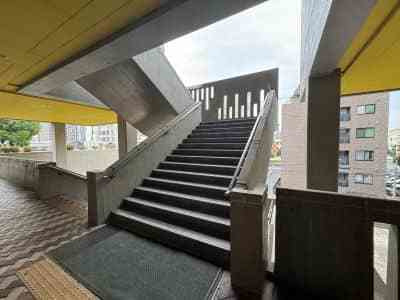 天神山文化センター（旧岡山県総合文化センター）1階ピロティから見た庭園