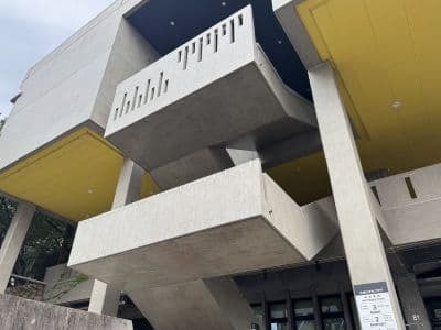 天神山文化センター（旧岡山県総合文化センター）1階ピロティ