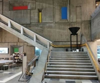 建築家丹下健三による倉敷市庁舎エントランスホール