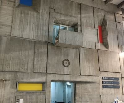 建築家丹下健三による倉敷市庁舎エントランスホール