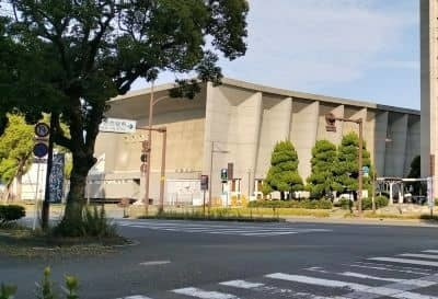 駅からの道から見た公会堂