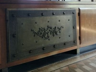 貴賓室にあるぶどうのレリーフ