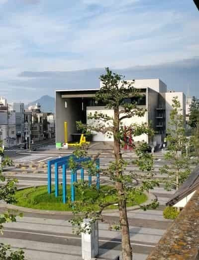 猪熊弦一郎現代美術館と駅前広場