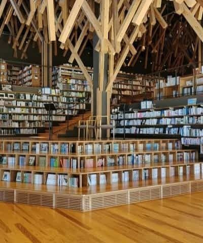瀬戸内の名建築の一つ建築家隈研吾による梼原町立図書館